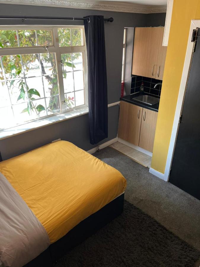 Hatfield Save-Money Rooms - 10Over10 For Price! Exterior photo
