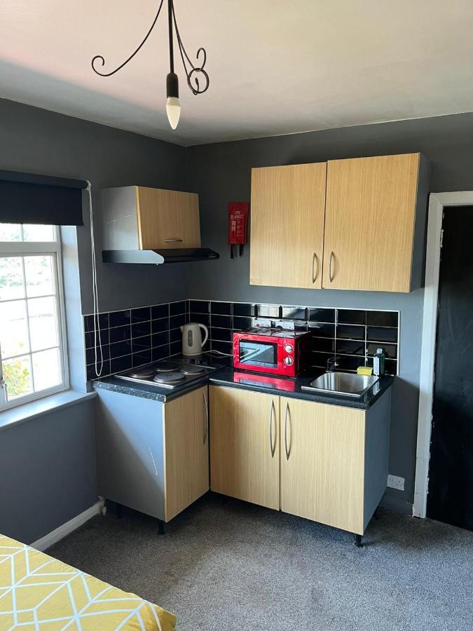 Hatfield Save-Money Rooms - 10Over10 For Price! Exterior photo