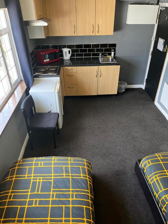 Hatfield Save-Money Rooms - 10Over10 For Price! Exterior photo
