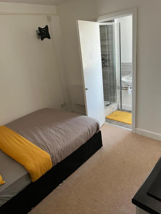 Hatfield Save-Money Rooms - 10Over10 For Price! Exterior photo